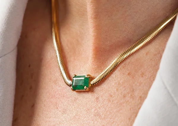 تصویر گردنبند طلا زنانه با سنگ زمرد سبز از گالری طلا زمرد