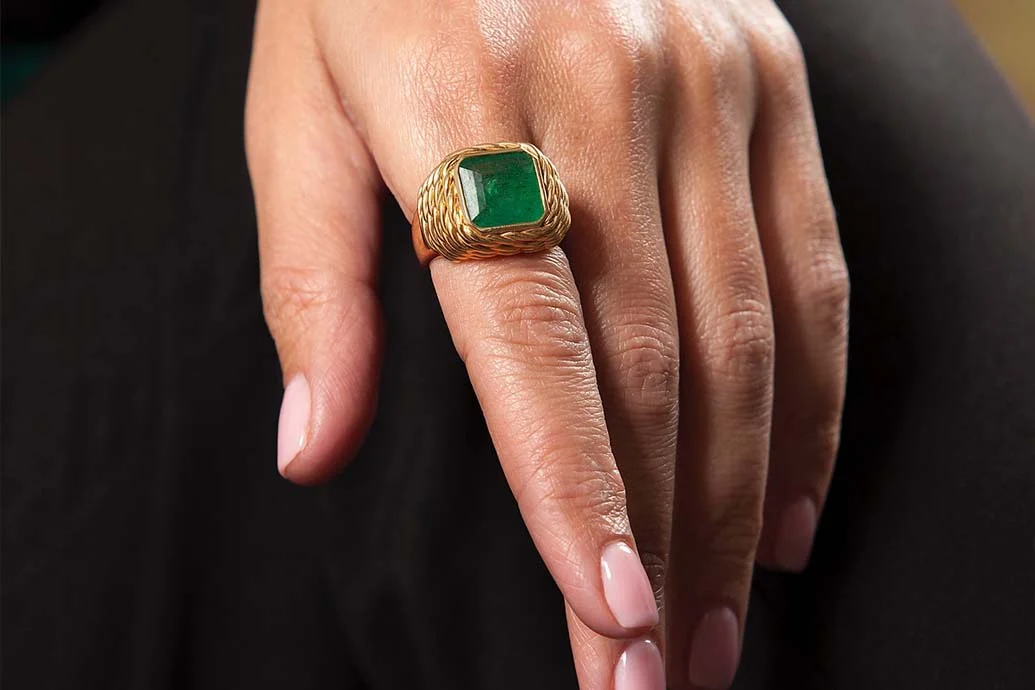 تصویر انگشتر طلا زنانه با نگین زمرد سبز از گالری طلا زمرد