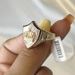 انگشتر طلا مردانه سنگین ۱۸ عیار طرح تاج پهلوی سایز ۶۳ وزن ۸.۳۲ گرم