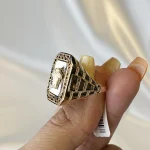 انگشتر طلا مردانه ۱۸ عیار طرح ورساچه مربع سایز ۶۴ وزن ۱۰.۹۵ گرم
