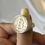 انگشتر طلا مردانه ۱۸ عیار طرح بیتکوین سایز ۶۱ وزن ۱۰.۰۷ گرم
