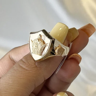 انگشتر طلا مردانه ۱۸ عیار طرح سپر تاج پهلوی سایز ۶۴ وزن ۵.۹۰۰ گرم