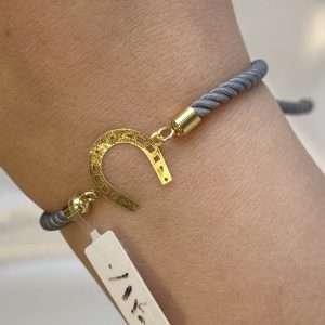 دستبند با بند بافت خاکستری طرح نعل با طلای ۱۸ عیار و وزن ۰.۱۴ گرم