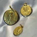 آویز شمایل طلای ۱۸ عیار بدون اجرت در سه وزن مختلف