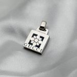 آویز سفید گوچی طلای ۱۸ عیار بدون اجرت وزن ۵.۴۰۰ گرم