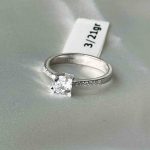 انگشتر سولیتر اتمی طلا ۱۸ عیار زنانه وزن ۳.۲۱ گرم – گالری طلا زمرد