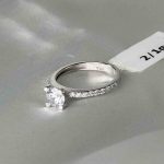 انگشتر سولیتر اتمی طلا ۱۸ عیار زنانه وزن ۲.۱۰۰ گرم – گالری طلا زمرد