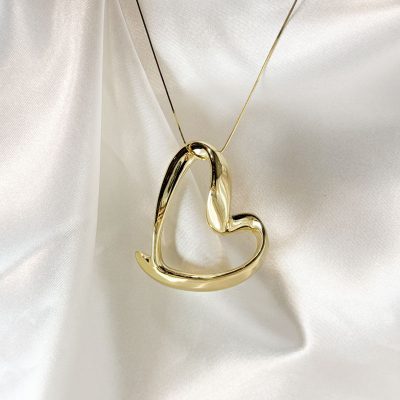 آویز قلب دفرمه گرازیلا | طراحی خاص و مدرن طلا 18 عیار