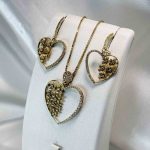 نیم ست قلب طلا – گوشواره 4.140 و آویز 3.460 – بدون اجرت – گالری طلا زمرد