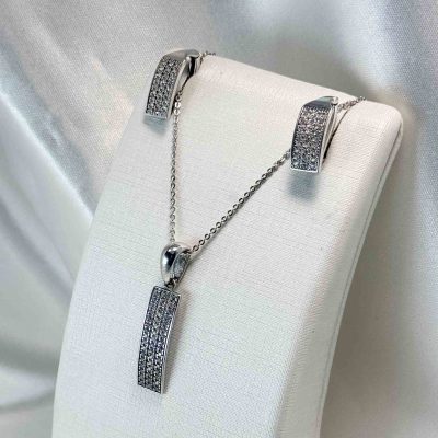 نیم ست نگین‌دار طلا – گوشواره 2.620 و آویز 1.810 – بدون اجرت – گالری طلا زمرد