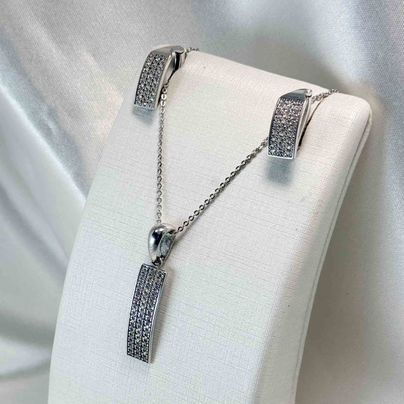 نیم ست نگین‌دار طلا – گوشواره 2.620 و آویز 1.810 – بدون اجرت – گالری طلا زمرد