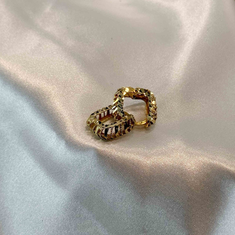 گوشواره مربع تراشه طلا وزن 2.560 – بدون اجرت – گالری طلا زمرد
