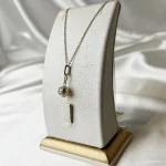 گردنبند طلا آویز گوی مینیمال ۱۸ عیار – جواهری زمرد