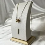 گردنبند طلا حلقه‌ای مینیمال ۱۸ عیار – جواهری زمرد