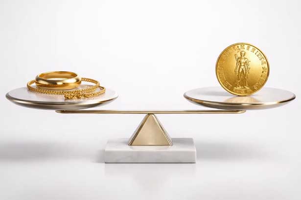 مقایسه طلای کم اجرت و سکه؛ کدام برای سرمایه‌گذاری به‌صرفه‌تر است