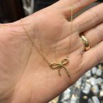 گردنبند طلا طرح پاپیون مینیمال ۱۸ عیار – جواهری زمرد