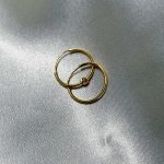 گوشواره حلقه‌ای طلا ۱۸ عیار ۳۵۰ سوت – جواهری زمرد