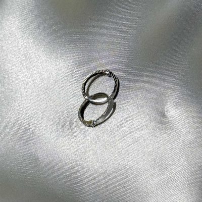 گوشواره حلقه‌ای طلا سفید ۱۸ عیار ۹۳۰ سوت – جواهری زمرد