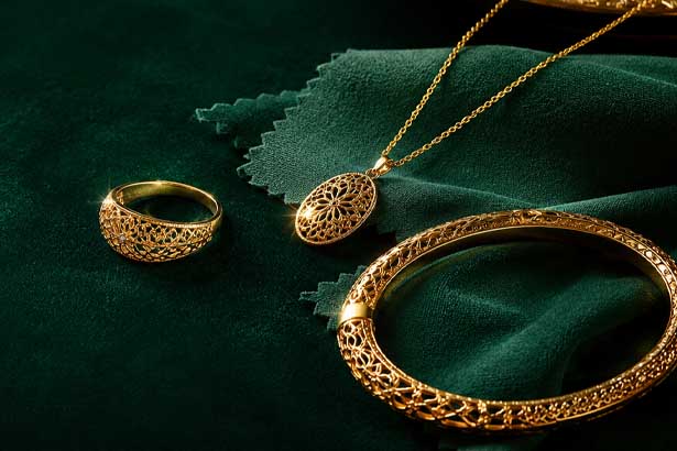آموزش مراقبت از طلا و زیورآلات: چرا طلا کدر می‌شود؟ بهترین روش تمیز کردن و براق کردن طلا در خانه + اشتباهات رایج و نکات نگهداری.