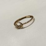 انگشتر طرح گره کلاسیک طلا ۱۸ عیار وزن ۱.۲۰۰ گرم – جواهری زمرد