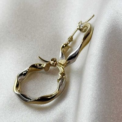 خرید گوشواره حلقه‌ای طلا لیونا با وزن ۱.۹۱ گرم. گوشواره‌ای شیک و خوش‌فرم از طلای ۱۸ عیار، مناسب استفاده روزمره، مهمانی و هدیه از جواهری زمرد.