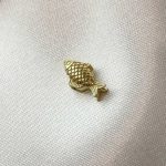 آویز طلا طرح ماهی دریایی مینیاتوری وزن ۰.۳۶ گرم – طلای ۱۸ عیار جواهری زمرد