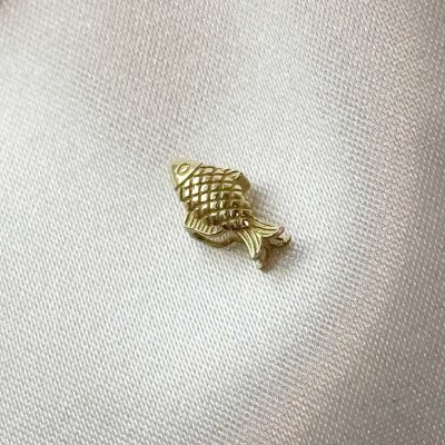 آویز طلا طرح ماهی دریایی مینیاتوری وزن ۰.۳۶ گرم – طلای ۱۸ عیار جواهری زمرد