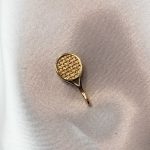 آویز طلا طرح راکت تنیس (دسته تنیس) وزن ۰.۶۶ گرم – طلای ۱۸ عیار جواهری زمرد