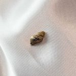 آویز طلا طرح صدف دریایی وزن ۰.۶۱۰ گرم – طلای ۱۸ عیار جواهری زمرد