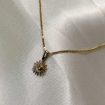 آویز طلا طرح خورشید وزن ۰.۵ گرم – طلای ۱۸ عیار جواهری زمرد