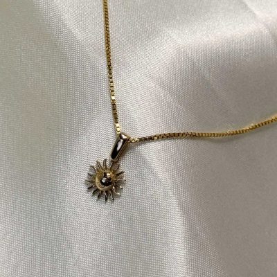 آویز طلا طرح خورشید وزن ۰.۵ گرم – طلای ۱۸ عیار جواهری زمرد